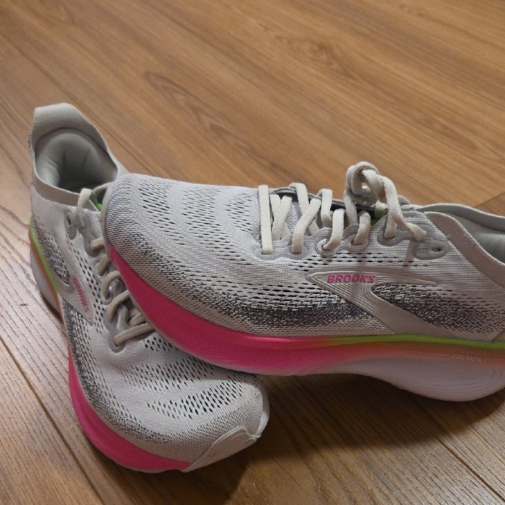 Women's Brooks Adrenaline GTS 25 Running Shoes, Size 9.5 Like New Grey